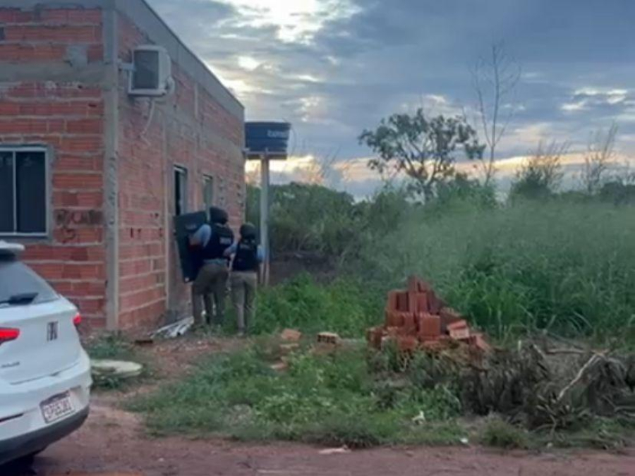 Homem foragido é preso após manter mulher e três crianças reféns dentro de casa