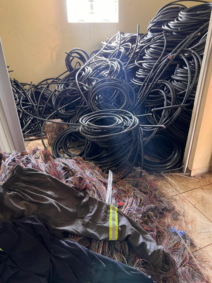 Quadrilha é presa em flagrante por furto de fios em Juína; grupo usava uniformes falsos de empresa de telefonia