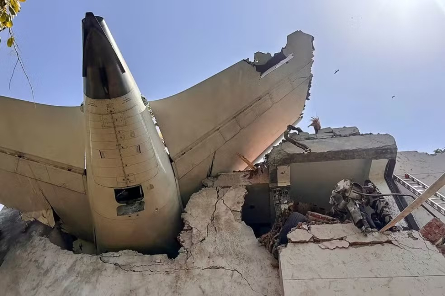 Vídeo mostra momento da queda de Boeing da Air India que deixou mais de 240 Mortos 