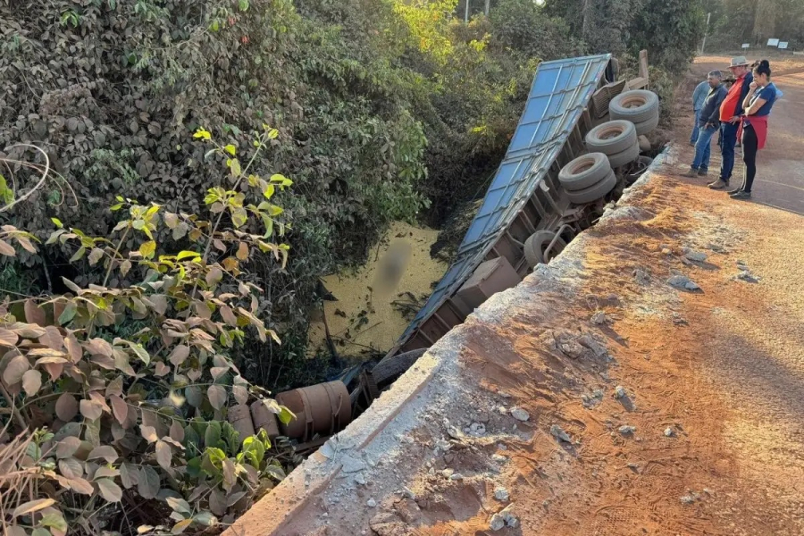  VÍDEO: Caminhoneiro morre após carreta despencar de ponte na zona rural de Sorriso
