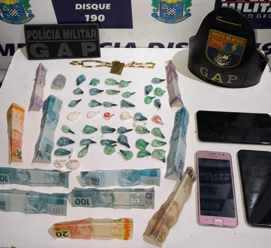 Trio é preso por tráfico de drogas em Araputanga; PM apreende cocaína e dinheiro em residência usada por facção