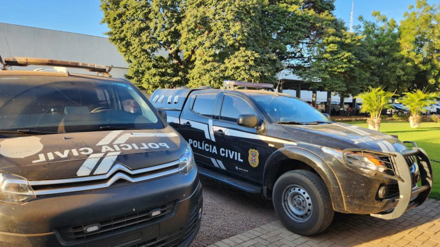 Homem é preso em flagrante após agredir e ameaçar companheira com foice 